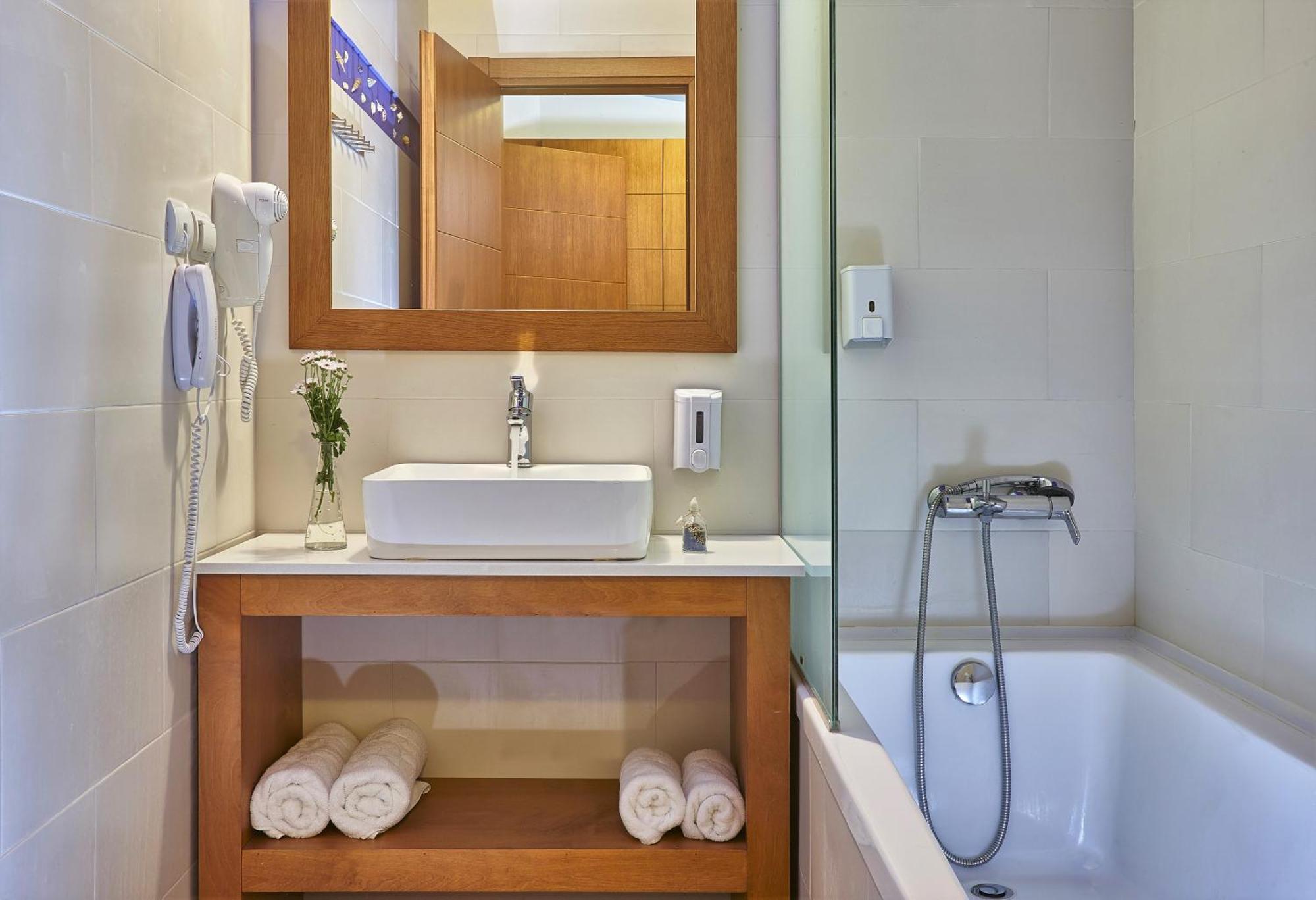 Superior Family Room with Land View,1589492173:JPEG